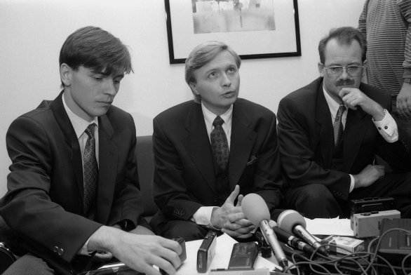 Peter Tóth (prvý zľava) na archívnom zábere z 5. októbra 1995 na tlačovej konferencii Michala Kováča mladšieho vo Viedni. Foto - TASR