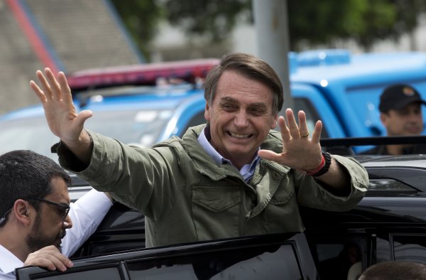Chcem vás všetkých ozbrojených. Bolsonaro zľahčuje Brazílčanom držbu zbraní