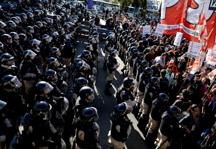 Policajti v Buenos Aires vytvorili 25. septembra bariéru pred demonštrujúcimi odborármi. Foto - AP
