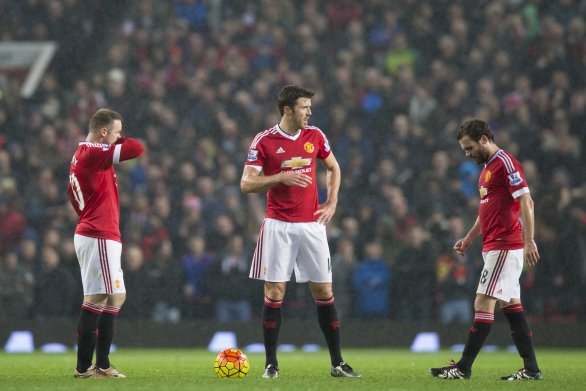 Sklamaný Michael Carrick (v strede) po inkasovanom góle v ligovom zápase. Foto - TASR/AP
