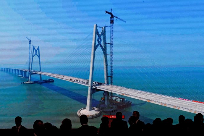Jeden z najdlhších mostov na svete otvorili v utorok v Číne. Foto - TASR/AP