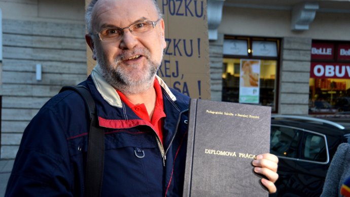 Profesor Jaromír Krško so svojou prácou na proteste pred UMB. Foto N - Daniel Vražda