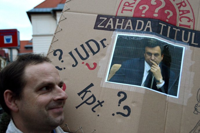 Z protestu pred UMB, na ktorom ľudia v októbri kritizovali utajovanie rigoróznej práce Andreja Danka. Foto N - Daniel Vražda