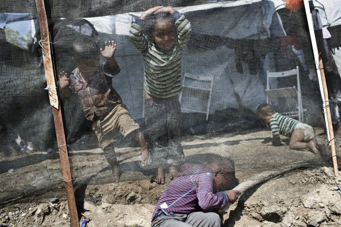 Sýrske deti sa hrajú v utečeneckom tábore na gréckom Lesbose. Foto - AP