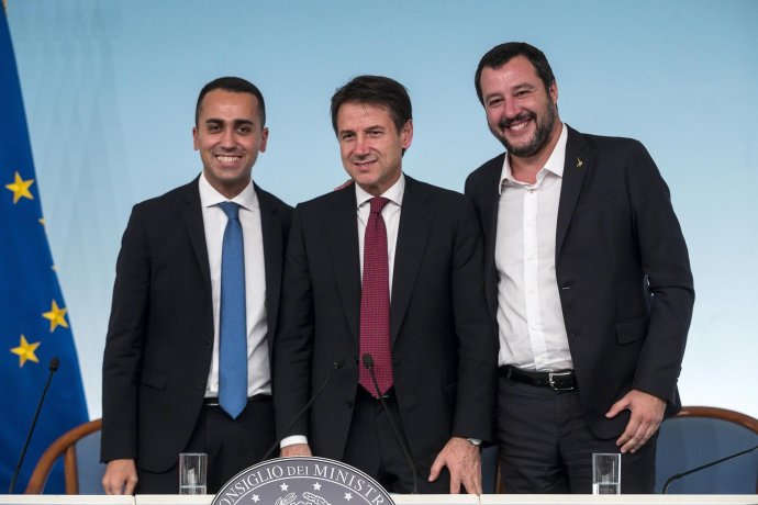 Vicepremiér Luigi Di Maio, predseda vlády Giuseppe Conte a druhý vicepremiér Matteo Salvini. Foto – TASR/AP