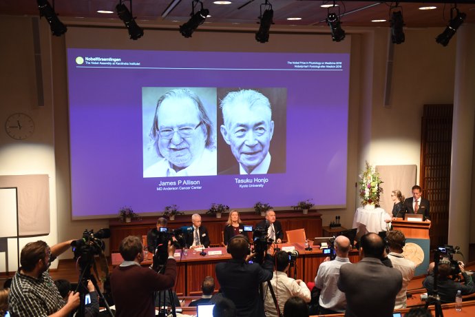 Nobelovou cenou za fyziológiu alebo medicínu ocenili Jamesa P. Allisona (vľavo) a Tasuku Honja. Foto - AP