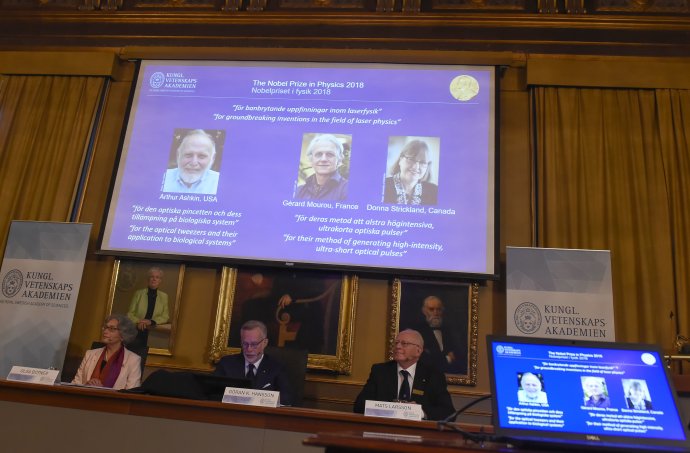 Tohtoroční laureáti nobelovky za fyziku sú: Donna Stricklandová, Gérard Mourou a Arthur Ashkin (vpravo). Foto - AP