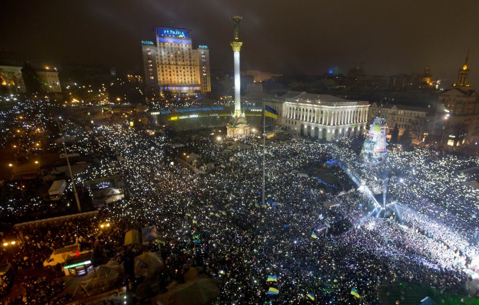 Najmenej 100-tisíc ľudí víta na Majdane Nový rok v stredu 1. januára 2014. V pozadí hotel Ukrajina. Foto - TASR/AP