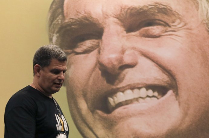 Krajne pravicový brazílsky prezidentský kandidát Jair Bolsonaro vyhral jednoznačne prvé kolo. Foto - TASR/AP