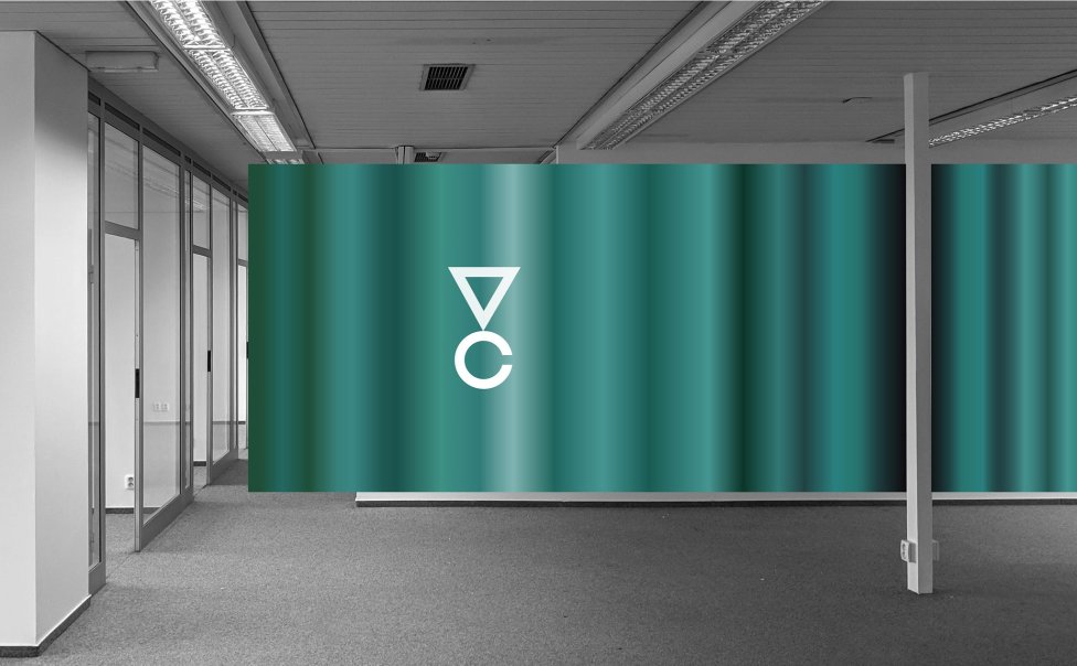 Autorom vizuálnej identity a architektúry výstavy COČ 2018 je Peter Liška.