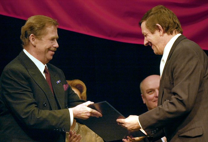 V roku 2003 dostal László Szigeti najvyššie české vyznamenanie od českého prezidenta Václava Havla. Foto - TASR