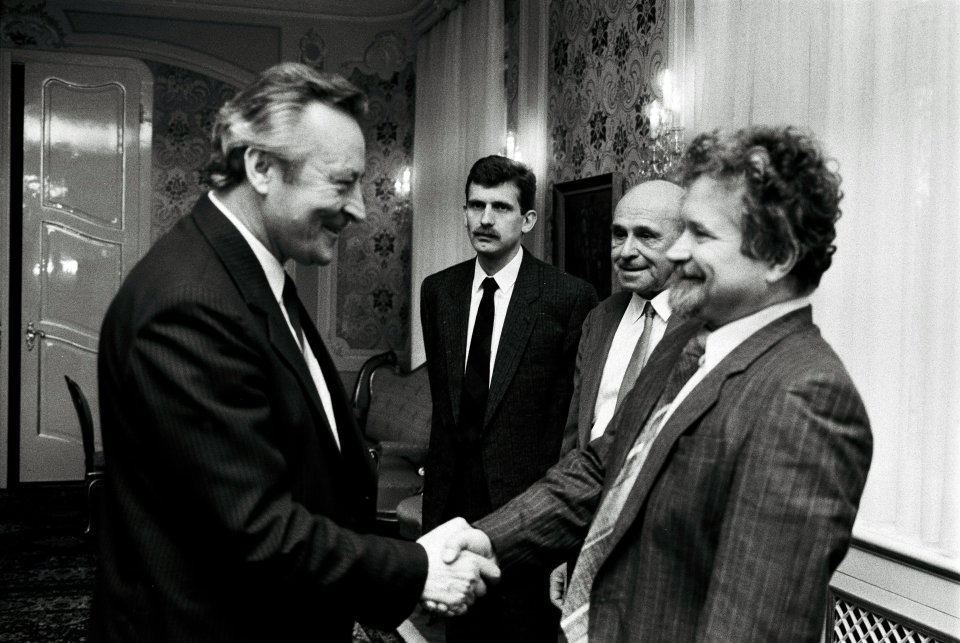 Predsedovia slovenskej a českej vlády vo februári 1990 – Milan Čič a Petr Pithart. Foto – TASR