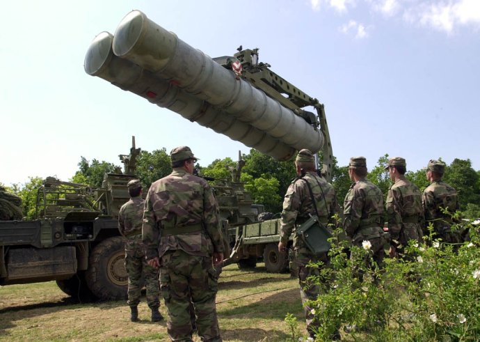 Podobný systém máme aj na Slovensku. Na snímke nabíjanie rakety kompletu S-300 PMU. Foto - TASR