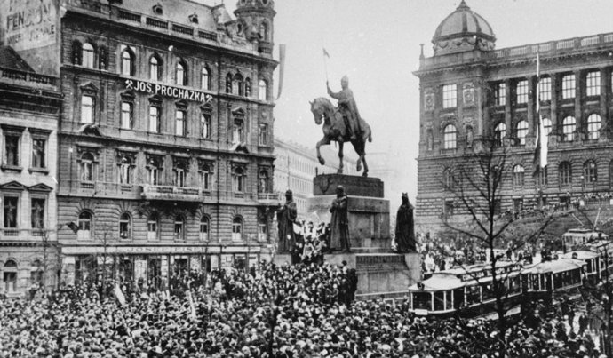 V Prahe vznik republiky oslavoval dav. Foto – TASR