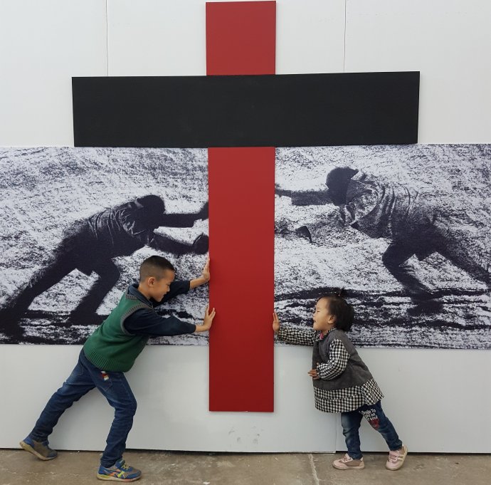 Návštevníci renomovaného fotografického festivalu v čínskom meste Pingyao reagovali veľmi spontánne na diela Rudolfa Sikoru. Foto - Katarína Bajcurová