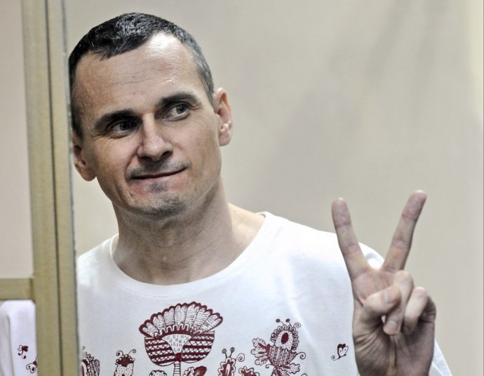 Na archívnej snímke z 25. augusta 2015 ukrajinský filmový režisér Oleg Sencov počas procesu v Rostove nad Donom. Foto - TASR/AP