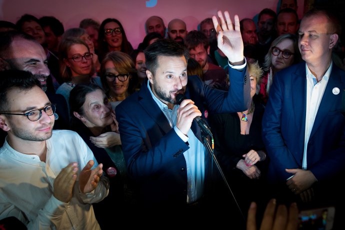 Novozvolený primátor s Teamom Vallo počas volebnej noci. Foto N - Vladimír Šimíček