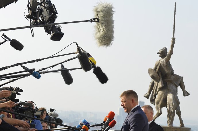 Robert Fico a väčšina lídrov Smeru žijú v Bratislave, voličov v mestách však nevedia osloviť. Foto - TASR