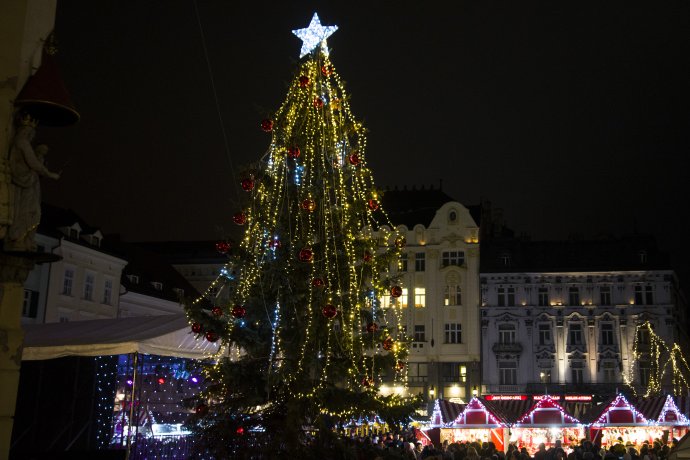 Vianočné trhy na Hlavnom námestí v Bratislave. Foto - TASR