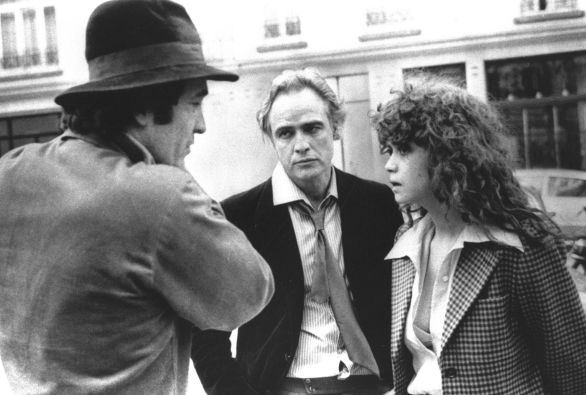 Bernardo Bertolucci (vľavo) v roku 1972 pri nakrúcaní kultového filmu Posledné tango v Paríži s Mariou Schneiderovou a Marlonom Brandom. Foto - Archív TASR/AP