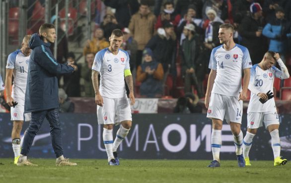 Slovenskí futbalisti po prehre v Česku. Foto – TASR/Martin Baumann