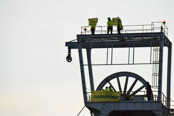 V novembri 2018 aktivisti Greenpeace vyliezli na jednu z ťažobných veží v bani Nováky a žiadali zastavenie ťažby. Foto – Greenpeace/Tomáš Halász