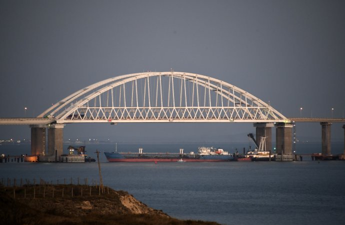 Ruský tanker blokuje dopravu pod Kerčským mostom. Ten spája Krym s ruskou pevninou. Foto - TASR/AP