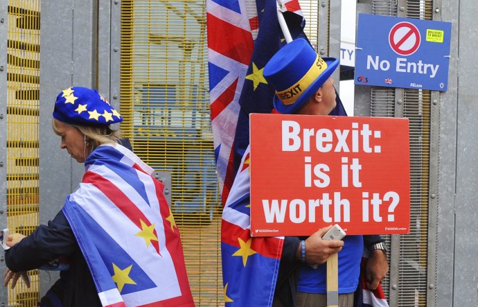 Odporcovia Brexitu s transparentom, či brexit stojí za to. Foto - TASR/AP