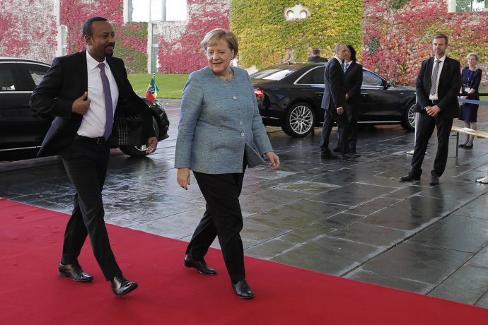Etiópsky premiér Abiy Ahmed sa koncom októbra v Berlíne stretol s Angelou Merkelovou. Foto - TASR/AP