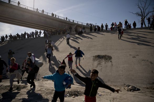 Migrantov zastavila americká pohraničná stráž. Foto - TASR/AP