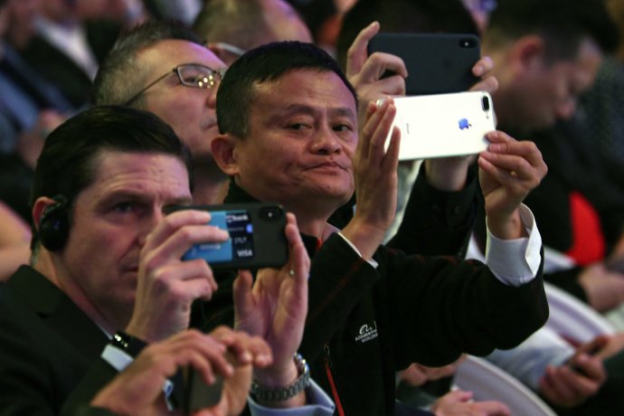 Najbohatší Číňan Jack Ma si 11. novembra fotí začiatok veľkej nákupnej akcie. Foto - AP