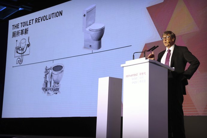 Bill Gates hovorí o budúcnosti toaliet na Reinvented Toilet Expo v Číne. Foto – TASR/AP