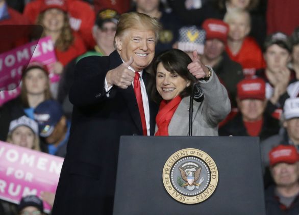 Trump na mítingu s kandidátkou na post senátorky za Wisconsin Leah Vukmirovou. Foto - TASR/AP