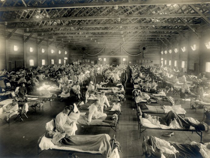 Americkí vojaci nakazení španielskou chrípkou vo vojenskej nemocnici v Kansase v roku 1918. Foto - Wikipédia