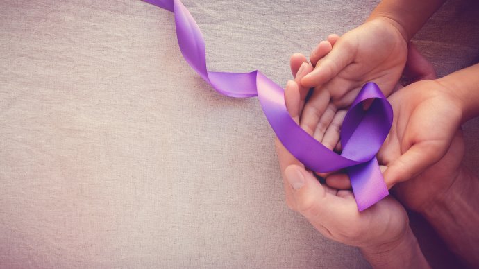 Symbolom pomoci pacientom s rakovinou pankreasu je fialová farba. Foto - Fotolia