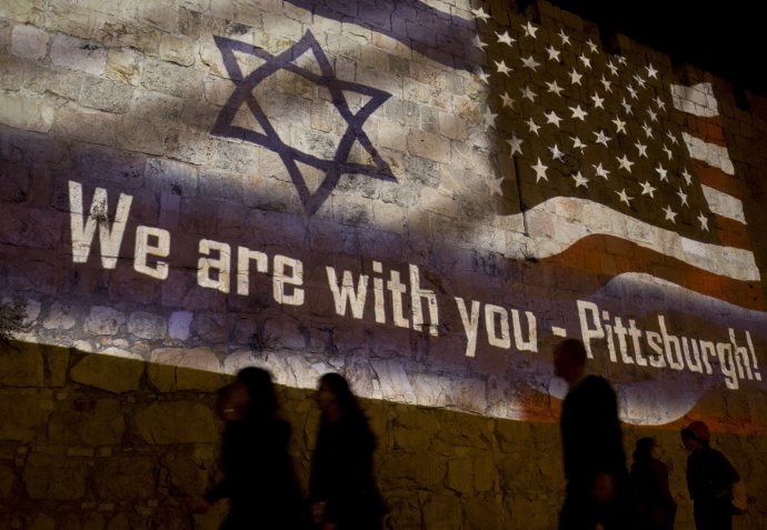 „Sme s tebou, Pittsburgh,“ odkázali ľudia v Izraeli americkému mestu po tom, čo v miestnej synagóge podozrivý Robert Bowers zavraždil 11 ľudí a ďalších sedem zranil. Foto – TASR/AP