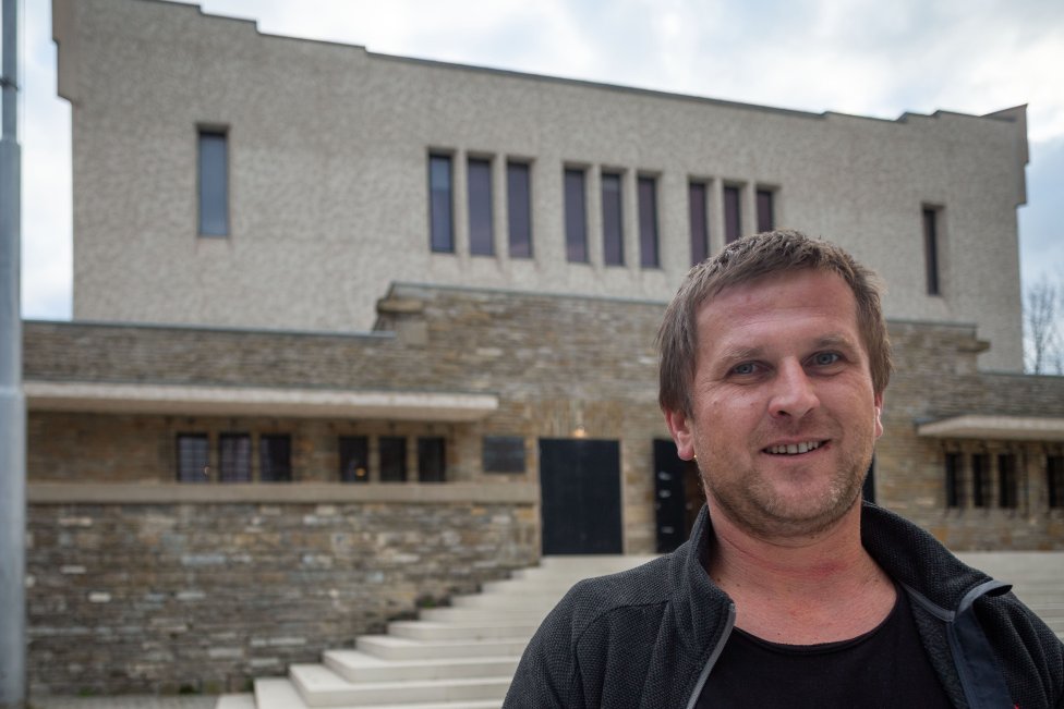 Marek Adamov pred Novou synagógou v Žiline. Foto N - Tomáš Benedikovič