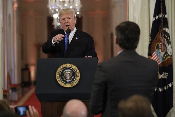 Donald Trump na tlačovej konferencii kritizoval reportéra CNN. Foto – TASR/AP