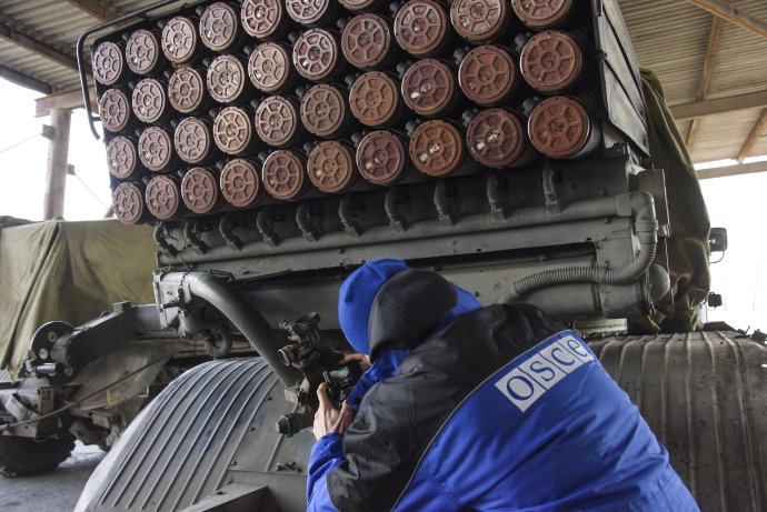Komisár OBSE kontroluje raketomet proruských militantov v sklade v meste Novoamvrosiivske na východe Ukrajiny 20. marca 2015. Foto – TASR/AP
