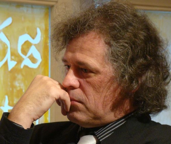 Boris Kršňák (1960). Divadelník, publicista, kultúrny manažér. Bol šéfom literárnej redakcie banskobystrického štúdia Rádia Regina, v súčasnosti je pražským spravodajcom Slovenského rozhlasu. V roku 1989 spoluzakladal hnutie VPN vo Zvolene a stal sa prvým predsedom jeho mestskej a okresnej rady. Založil a vyše dvadsať rokov viedol zvolenský festival Víkend atraktívneho divadla. Takmer dve desiatky rokov organizuje výstavy predovšetkým slovenského konceptuálneho umenia v zahraničí, pred tromi rokmi predstavil v New Yorku expozíciu Konceptuálne umenie a komunizmus na Slovensku v rokoch 1965 - 1989.