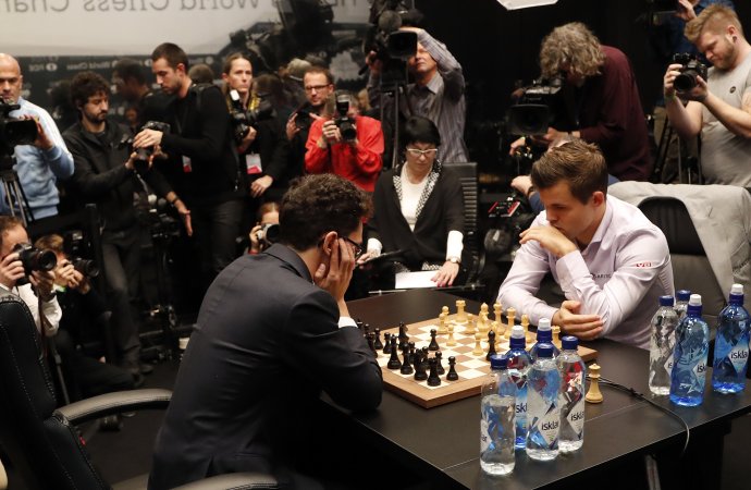 Carlsen (vpravo) v. Caruana. Foto - TASR/AP