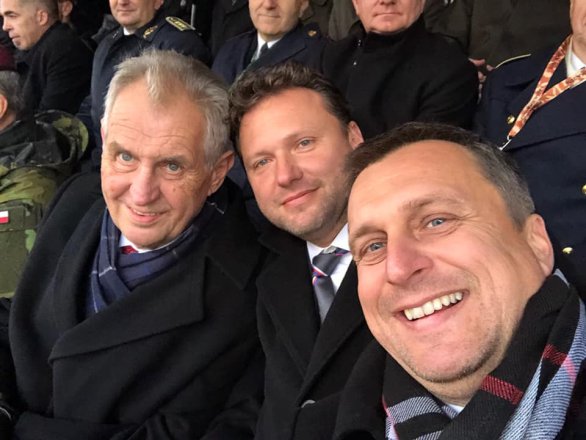 Danko označuje Zemana za svoj vzor v politike i v humore. Takúto fotku si s ním i s predsedom českej dolnej komory Vondráčkom urobil na oslavách vzniku ČSR v Praha. Foto - Facebook A. Danka