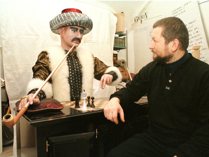 Šachový automat Turek so svojím zhotoviteľom - výtvarníkom Karolom Krčmárom. Foto - TASR