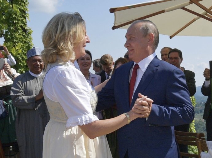Ruský prezident Vladimir Putin tancuje s rakúskou ministerkou zahraničných vecí Karin Kneisslovou na jej svadbe. Foto - TASR/AP