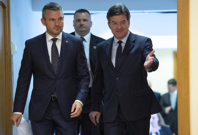 Premiér Peter Pellegrini a minister zahraničných vecí Miroslav Lajčák v máji. Foto – TASR