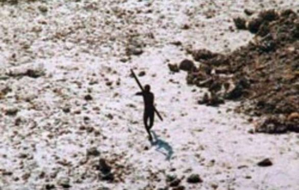 Sentinelčan, ktorý strieľa šíp na helikoptéru v roku 2004. Zdroj - Survival