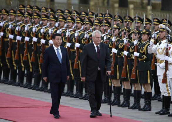 Miloš Zeman a jeho čínsky kolega Si Ťin-pching. Foto - TASR/AP