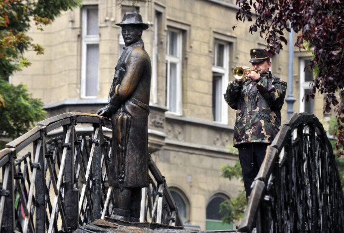 Dnes už odstránená socha Imreho Nagya v blízkosti maďarského parlamentu. Foto - archív TASR/AP