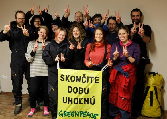 Aktivistky a aktivisti, ktorí protestovali za koniec ťažby uhlia na Slovensku, po prepustení z policajného zadržania. Foto - Facebook Greenpeace Slovensko