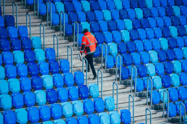 Kmotrík vyhral súťaž o&nbsp;prenájom vlastného štadióna, ktorý teraz chce predať štátu